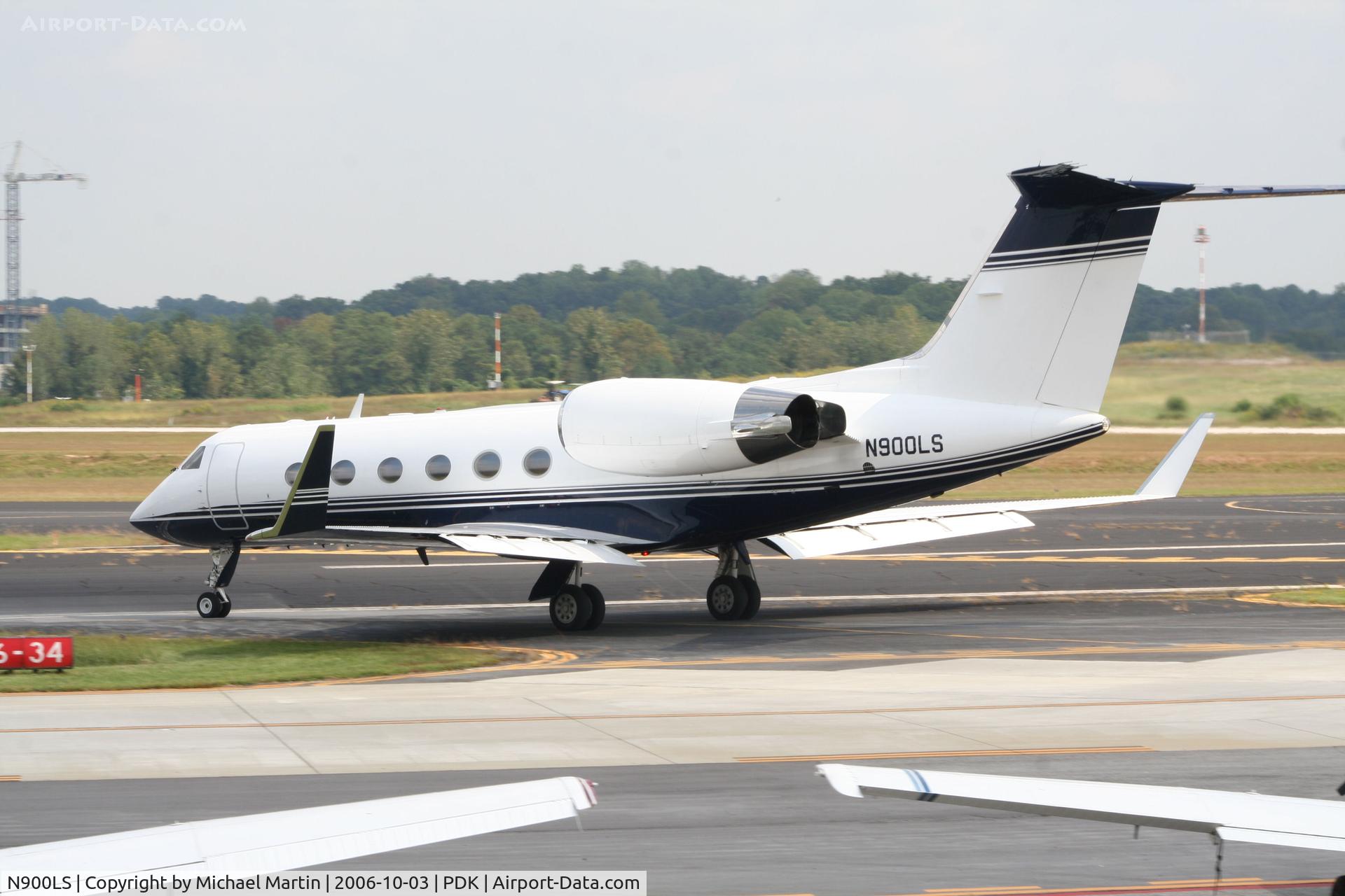 N900LS, 2006 Bombardier BD-700-1A11 Global 5000 C/N 9216, Taxing to Runway 20L