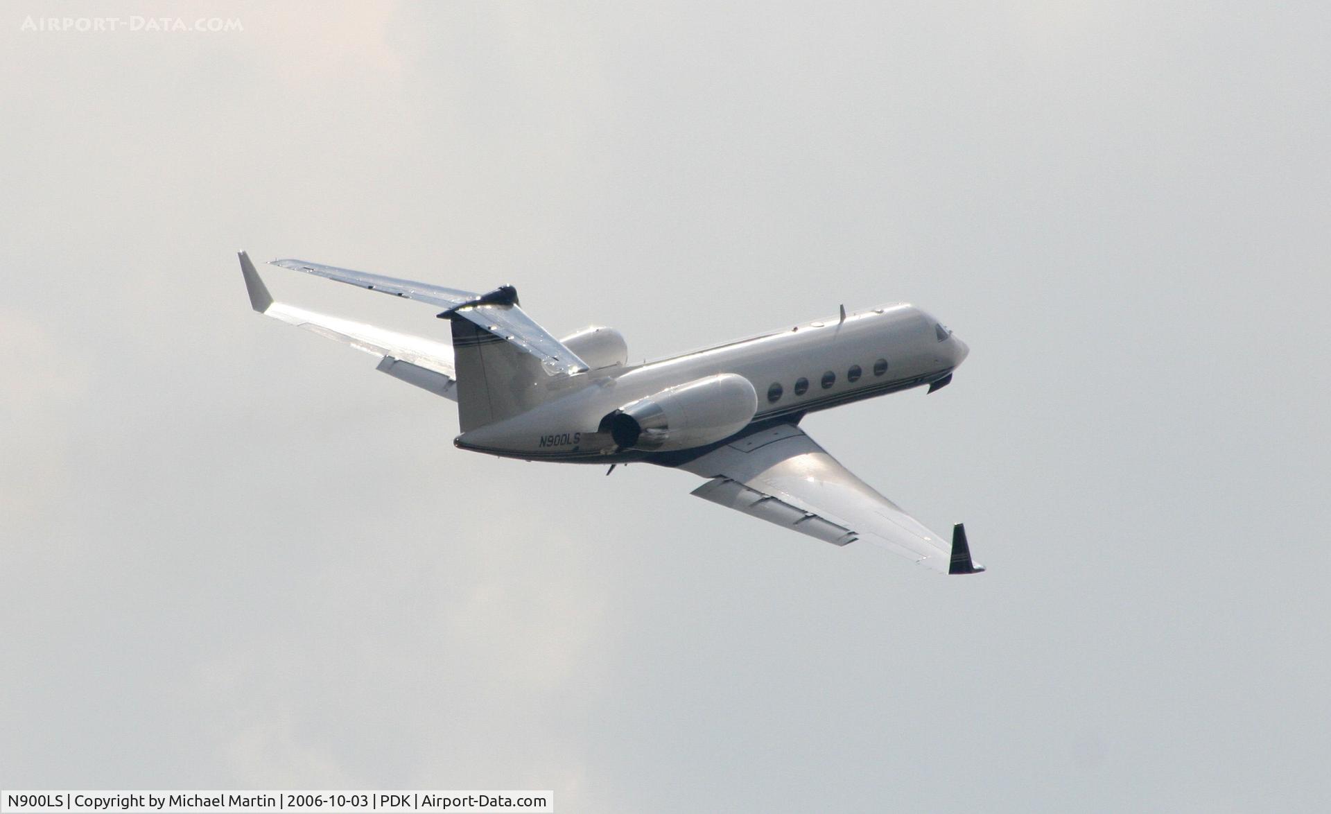 N900LS, 2006 Bombardier BD-700-1A11 Global 5000 C/N 9216, 900LS Turn right heading 360!
