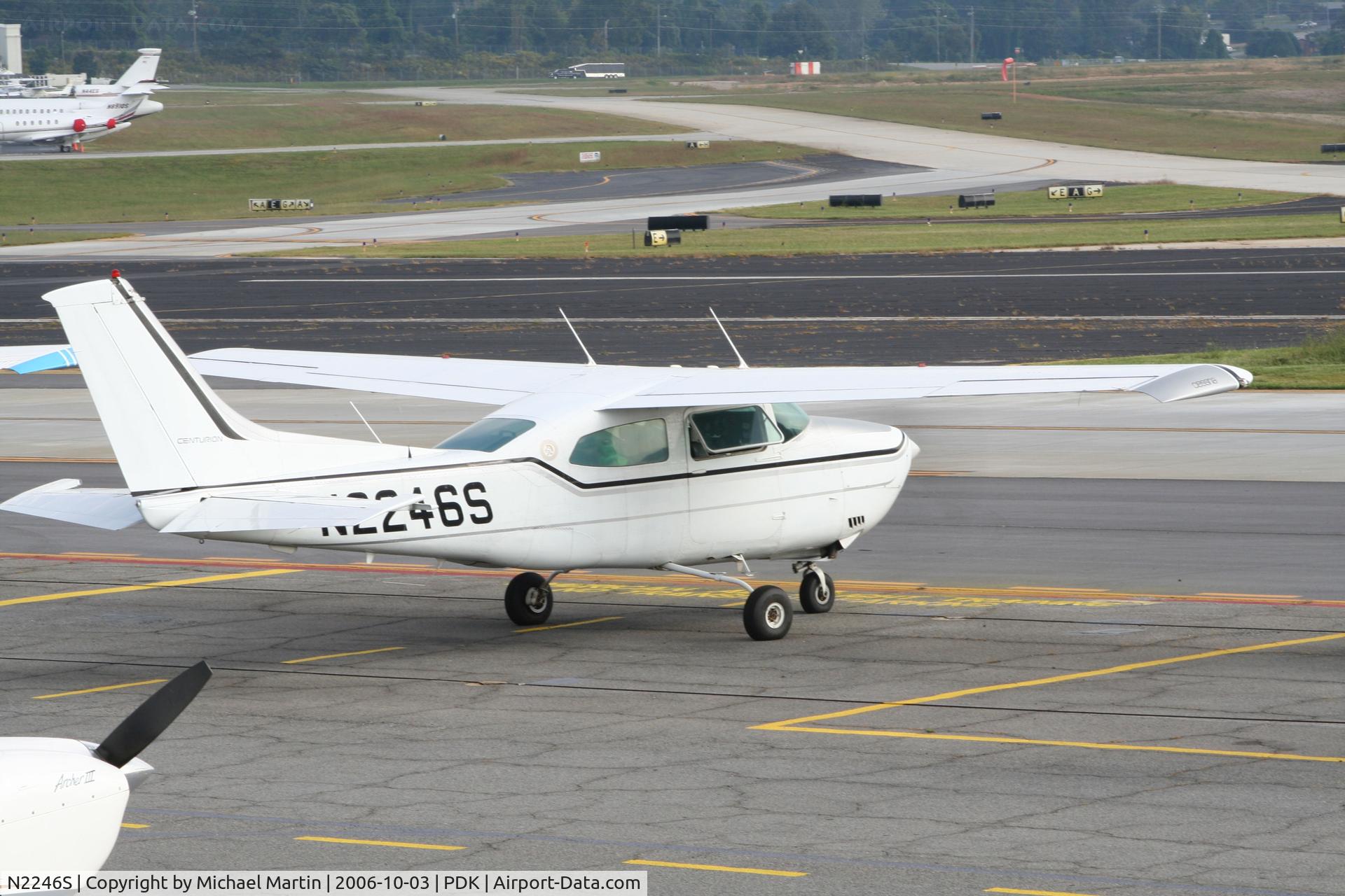 N2246S, 1976 Cessna 210L Centurion C/N 21061190, Getting ready to taxi out.