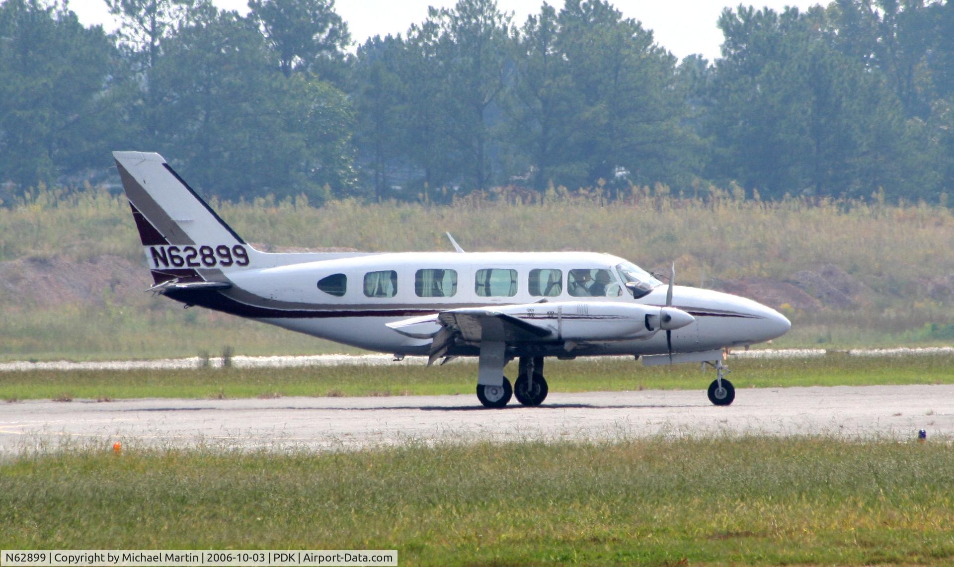 N62899, 1976 Piper PA-31-350 Chieftain C/N 31-7652122, Landing Runway 20L