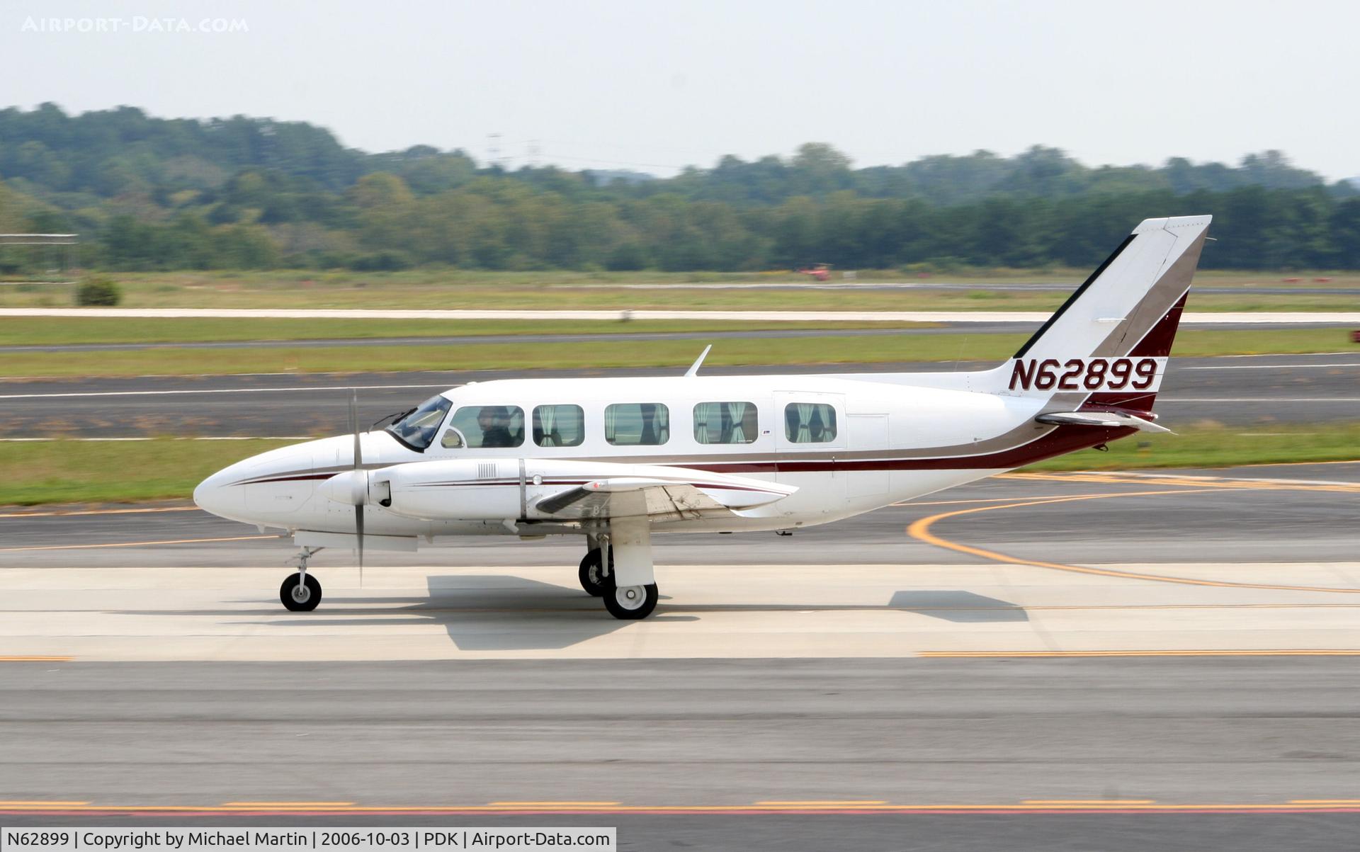 N62899, 1976 Piper PA-31-350 Chieftain C/N 31-7652122, Taxing to Epps Air Service