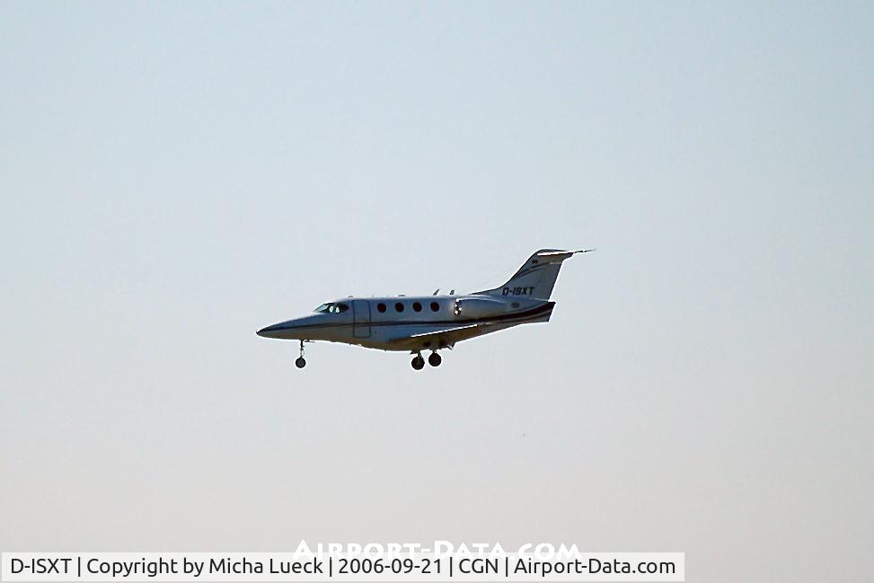 D-ISXT, Raytheon 390 Premier 1 C/N RB-50, On finals at Cologne/Bonn
