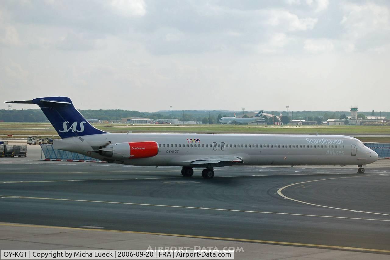 OY-KGT, 1985 McDonnell Douglas MD-82 (DC-9-82) C/N 49380, Taxiing to the runway for take-off