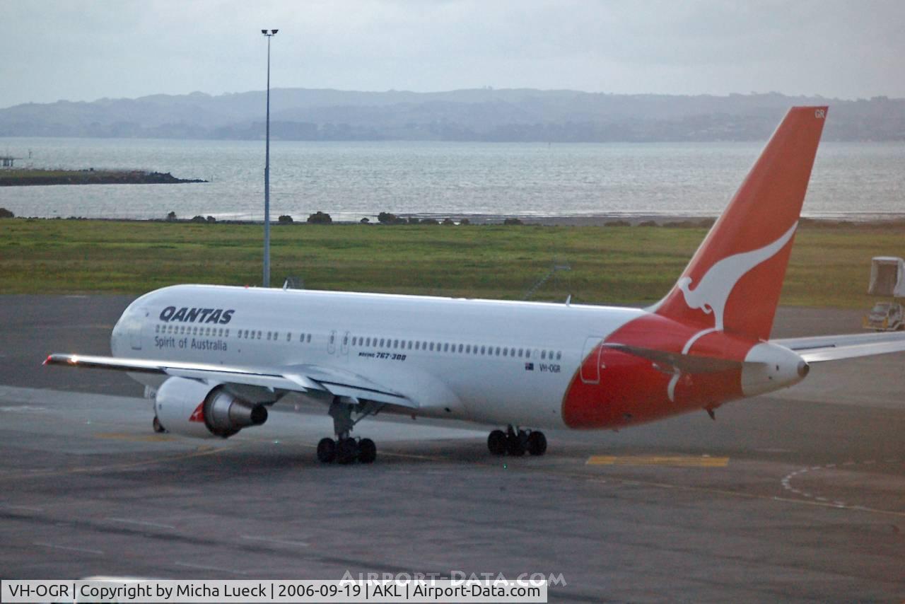VH-OGR, 1997 Boeing 767-338 C/N 28724, Taxiing to the runway for take-off
