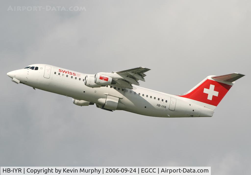 HB-IYR, 2001 British Aerospace Avro 146-RJ100 C/N E3382, Swiss RJ take off 24R