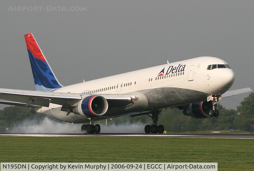 N195DN, 1997 Boeing 767-332 C/N 28452, Smokey touchdown on 06R