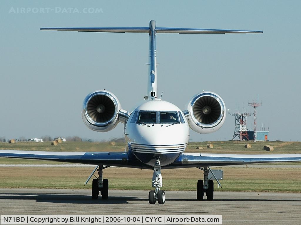 N71BD, 2000 Gulfstream Aerospace G-IV-SP C/N 1415, Pulling up to Canada Customs