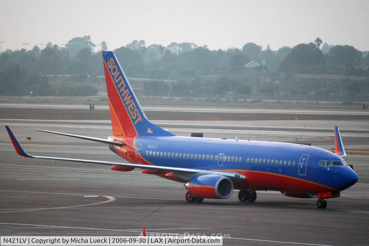 N421LV, 2001 Boeing 737-7H4 C/N 32452, Taxiing to the runway for take-off