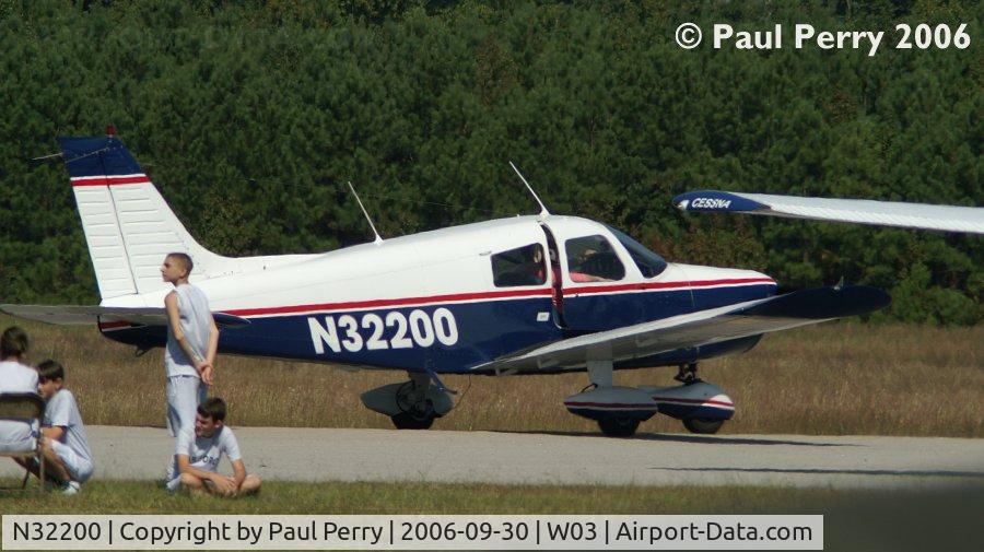 N32200, 1974 Piper PA-28-140 C/N 28-7525036, A Piper offering up rides at the Wilson Airshow