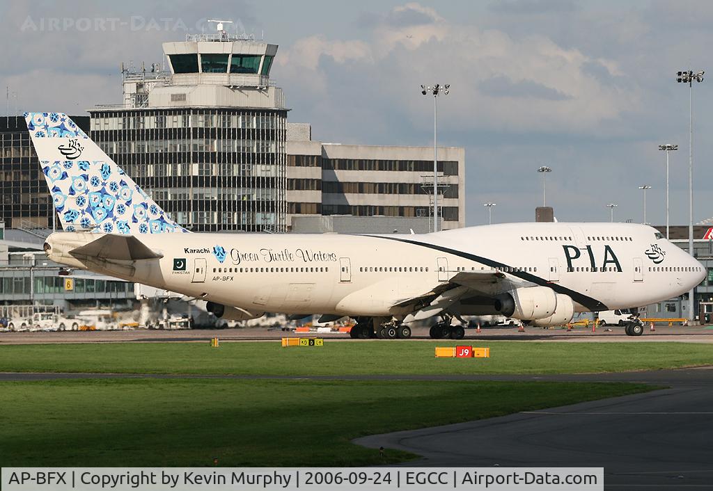 AP-BFX, 1987 Boeing 747-367 C/N 23709, Passing the terminals