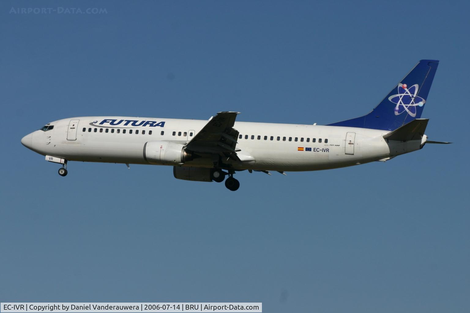 EC-IVR, 1989 Boeing 737-408 C/N 24352, descending to rwy 25L