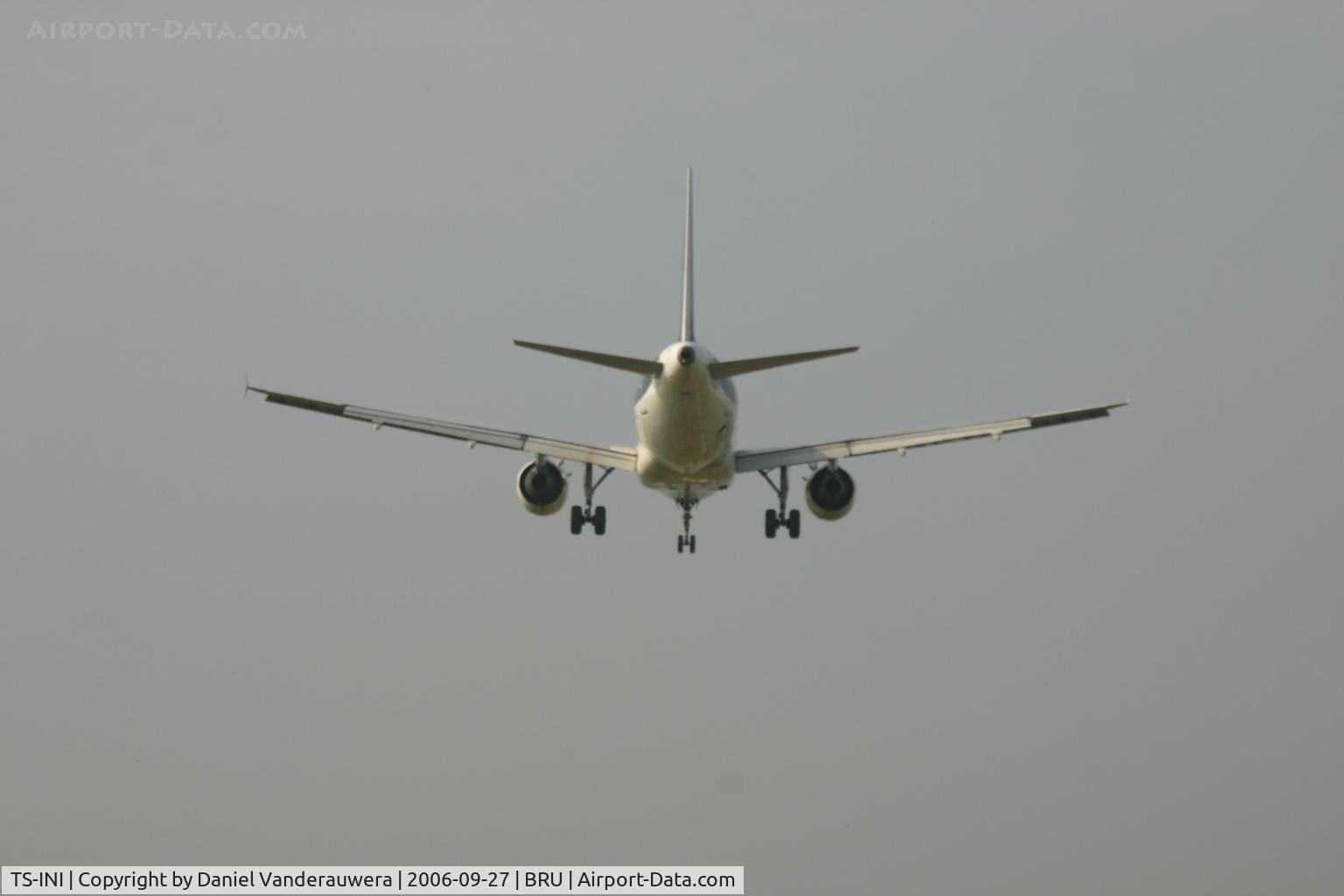 TS-INI, 1992 Airbus A320-212 C/N 301, descending to rwy 25L