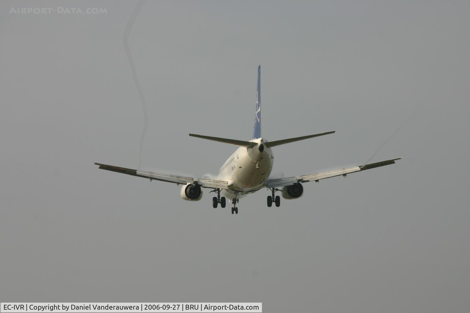 EC-IVR, 1989 Boeing 737-408 C/N 24352, vortex is visible while descending to rwy 25L