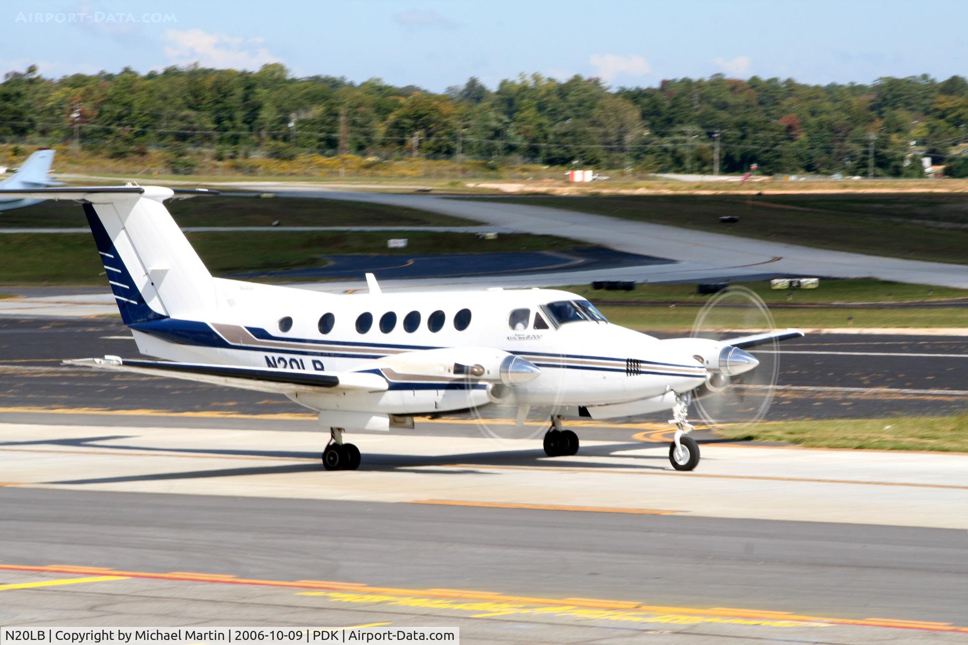 N20LB, 1996 Raytheon B200 King Air C/N BB-1541, Taxing to Runway 2R