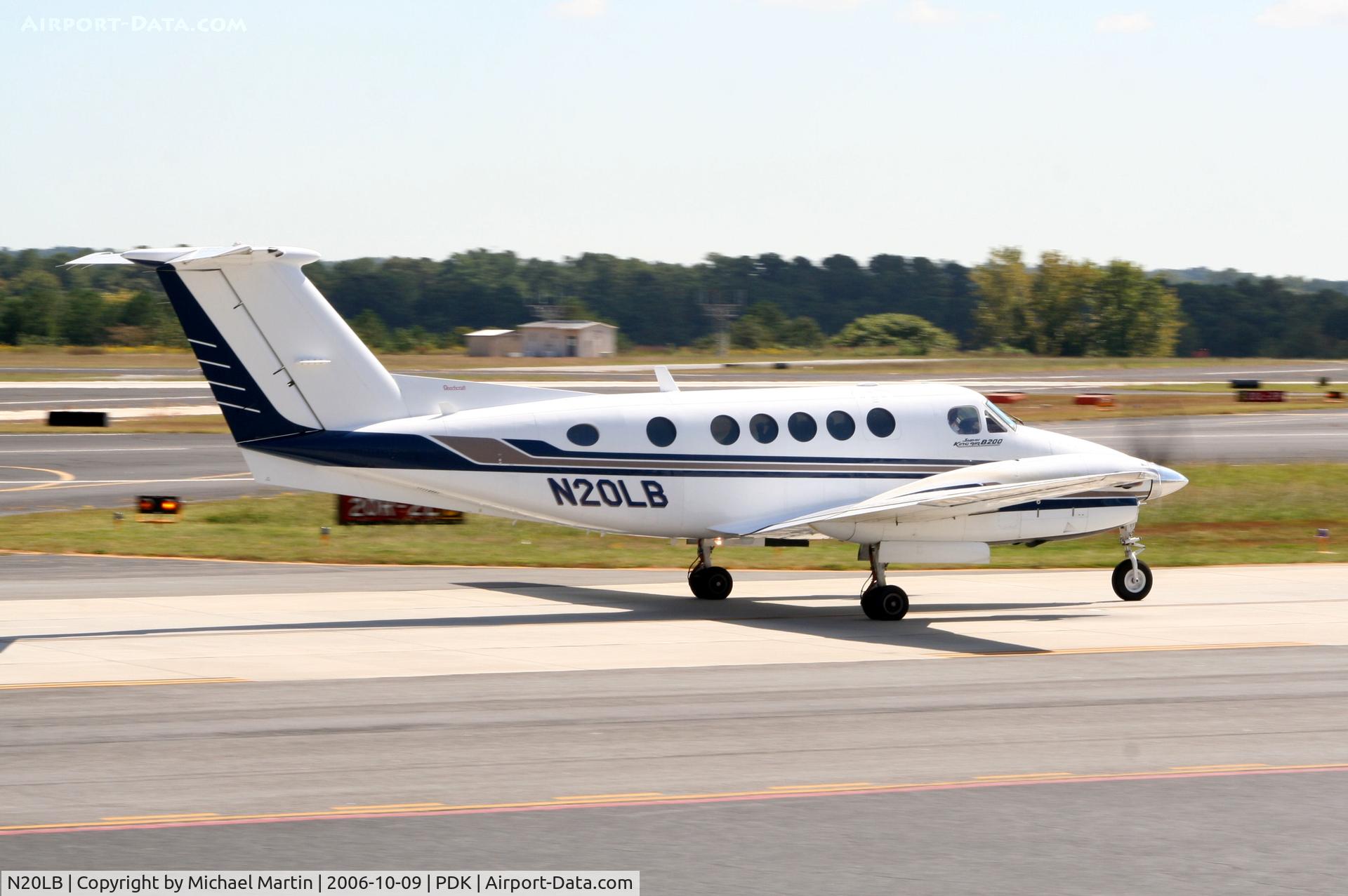 N20LB, 1996 Raytheon B200 King Air C/N BB-1541, Taxing to Runway 2R