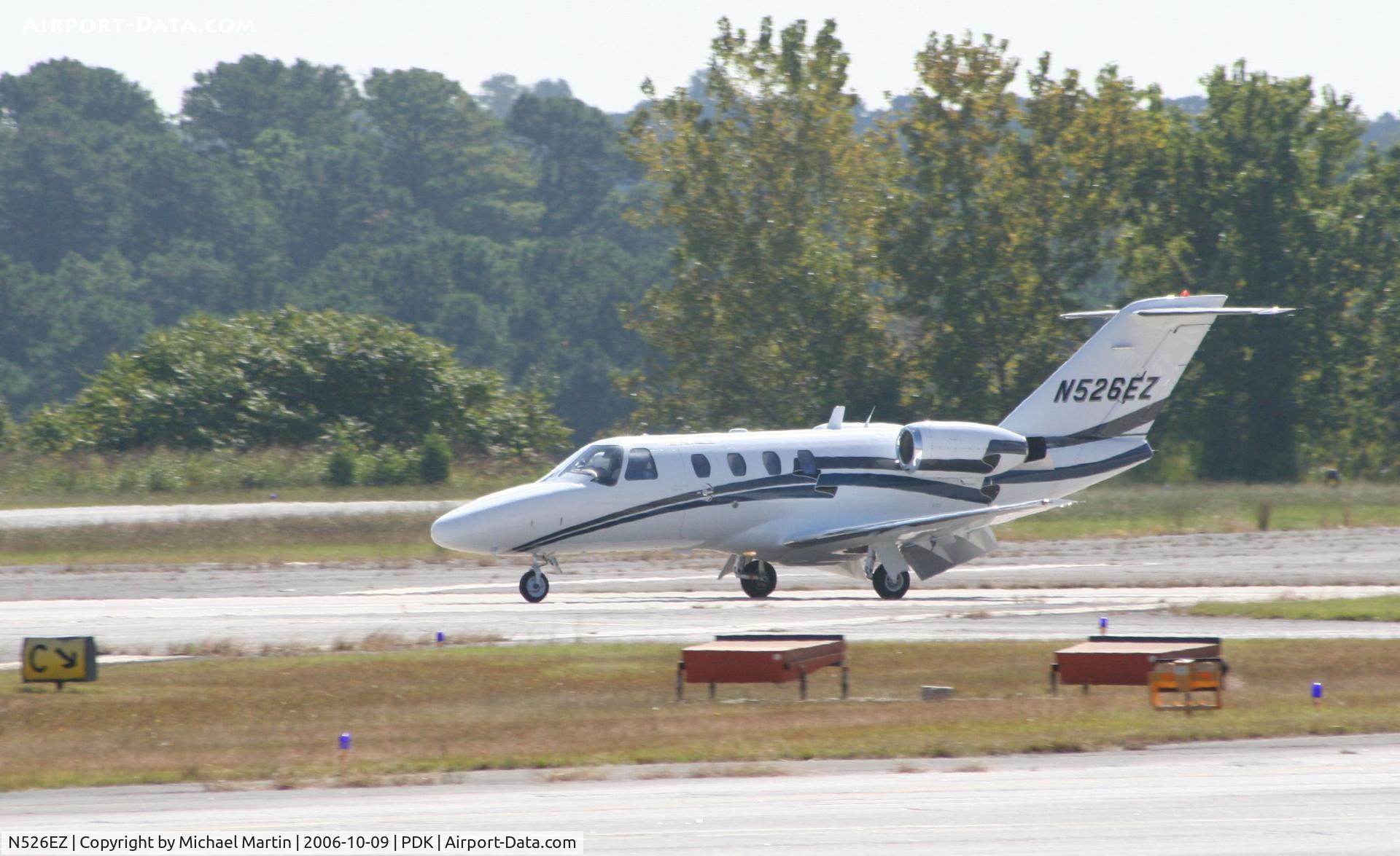 N526EZ, 2000 Cessna 525 CitationJet CJ1 C/N 525-0400, Landing Runway 2R