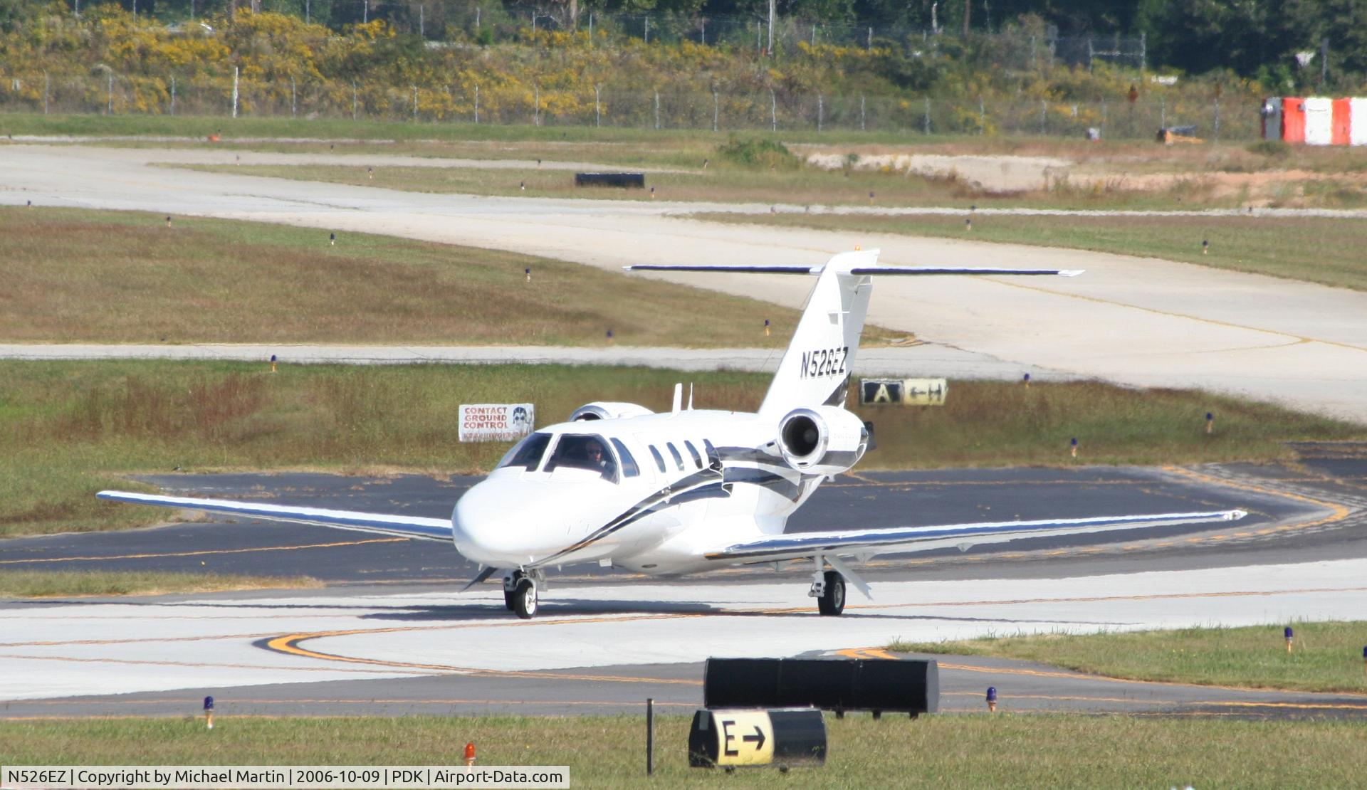 N526EZ, 2000 Cessna 525 CitationJet CJ1 C/N 525-0400, Taxing to Epps Air Service