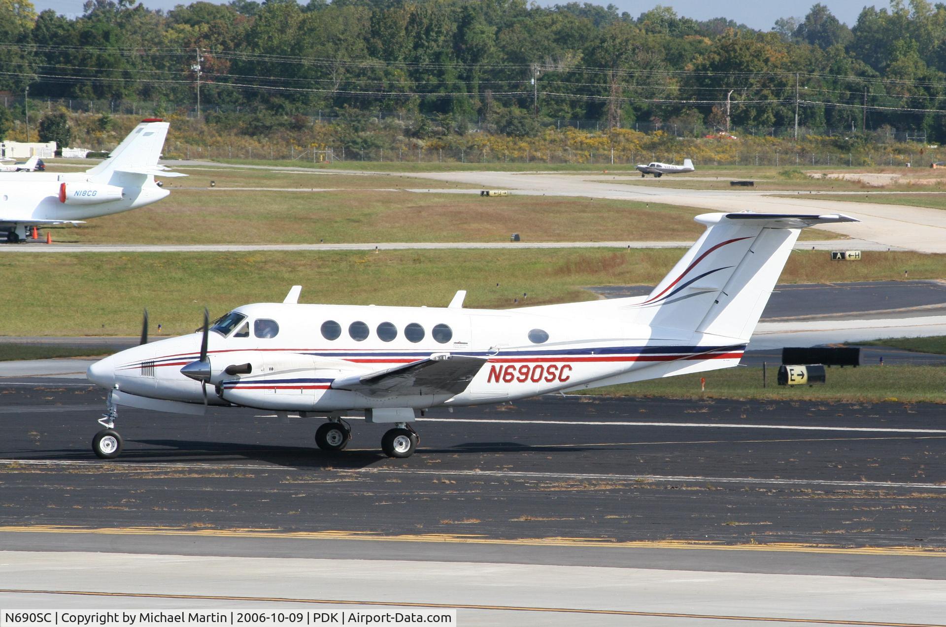 N690SC, 1983 Beech B200 King Air C/N BB-1139, Taxing to Epps Air Service