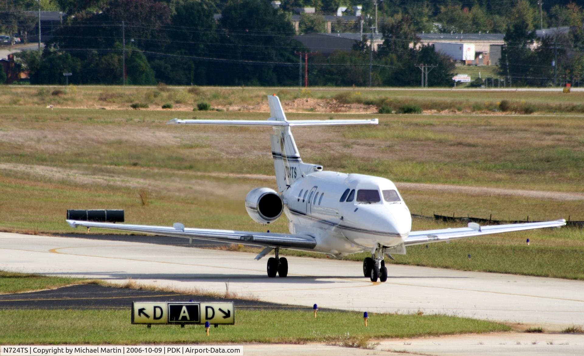 N724TS, 1969 Hawker Siddeley HS-125 SERIES F-400 C/N NA724, Taxing to Runway 2R