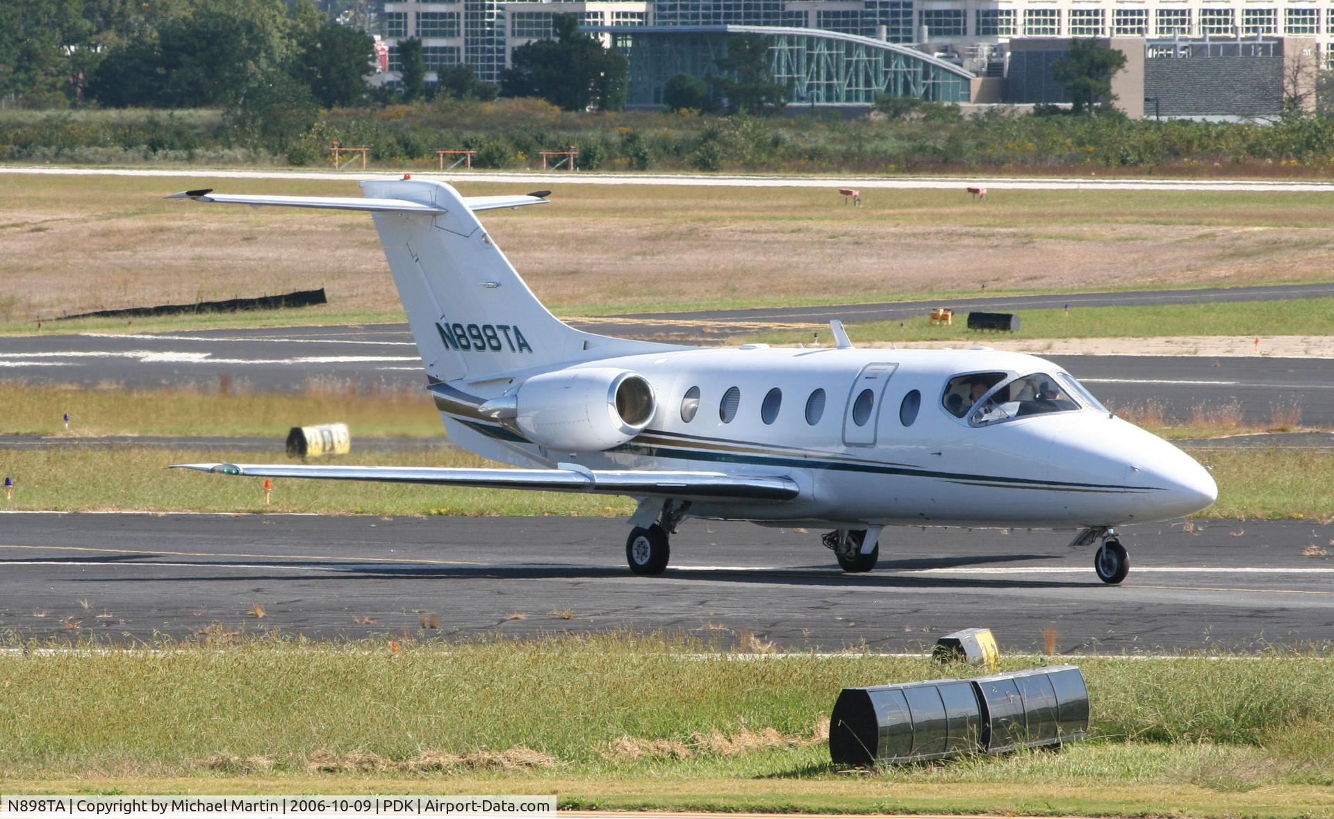 N898TA, 2000 Raytheon Beechjet 400A C/N RK-295, Taxing to Runway 2R