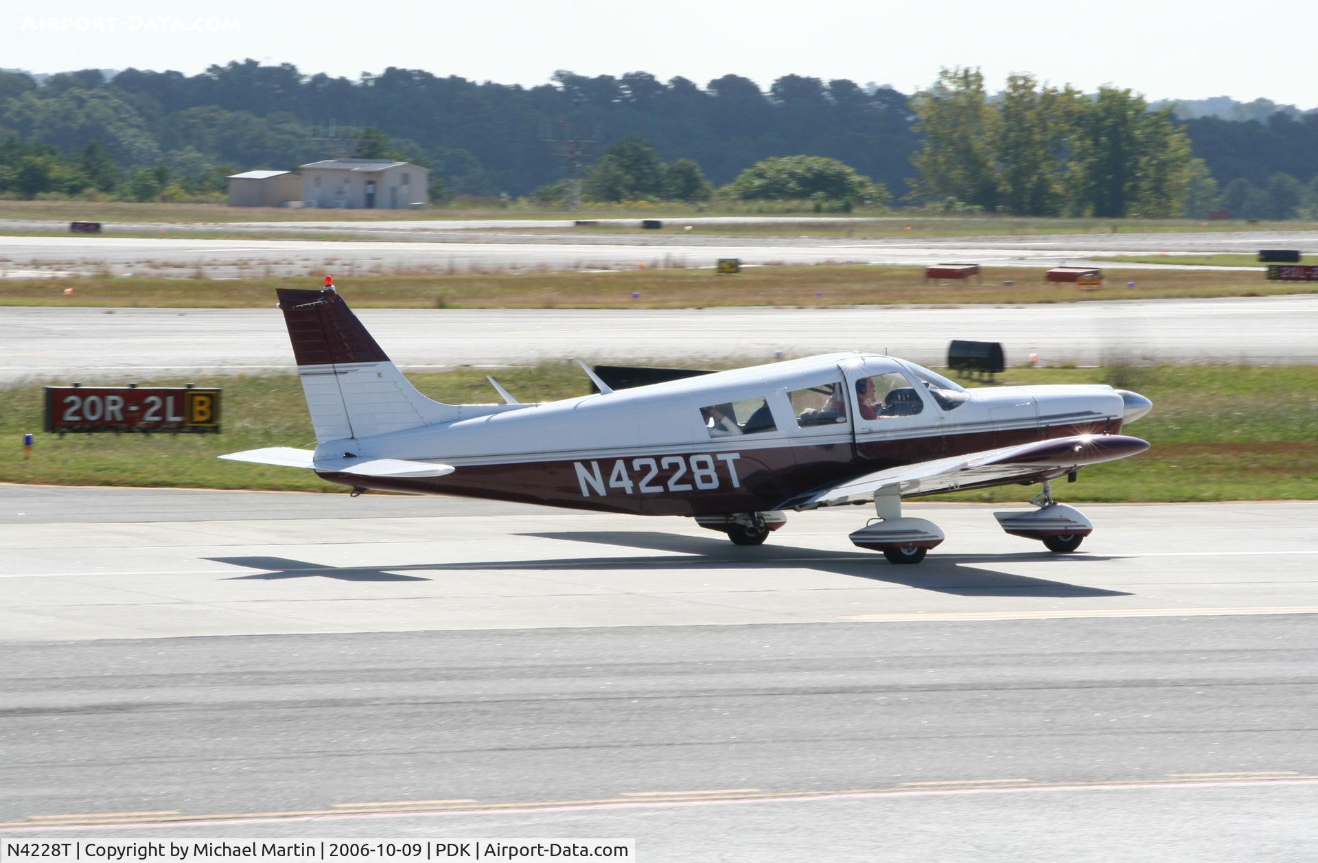 N4228T, 1971 Piper PA-32-300 Cherokee Six C/N 32-7240046, Taxing to Runway 2L