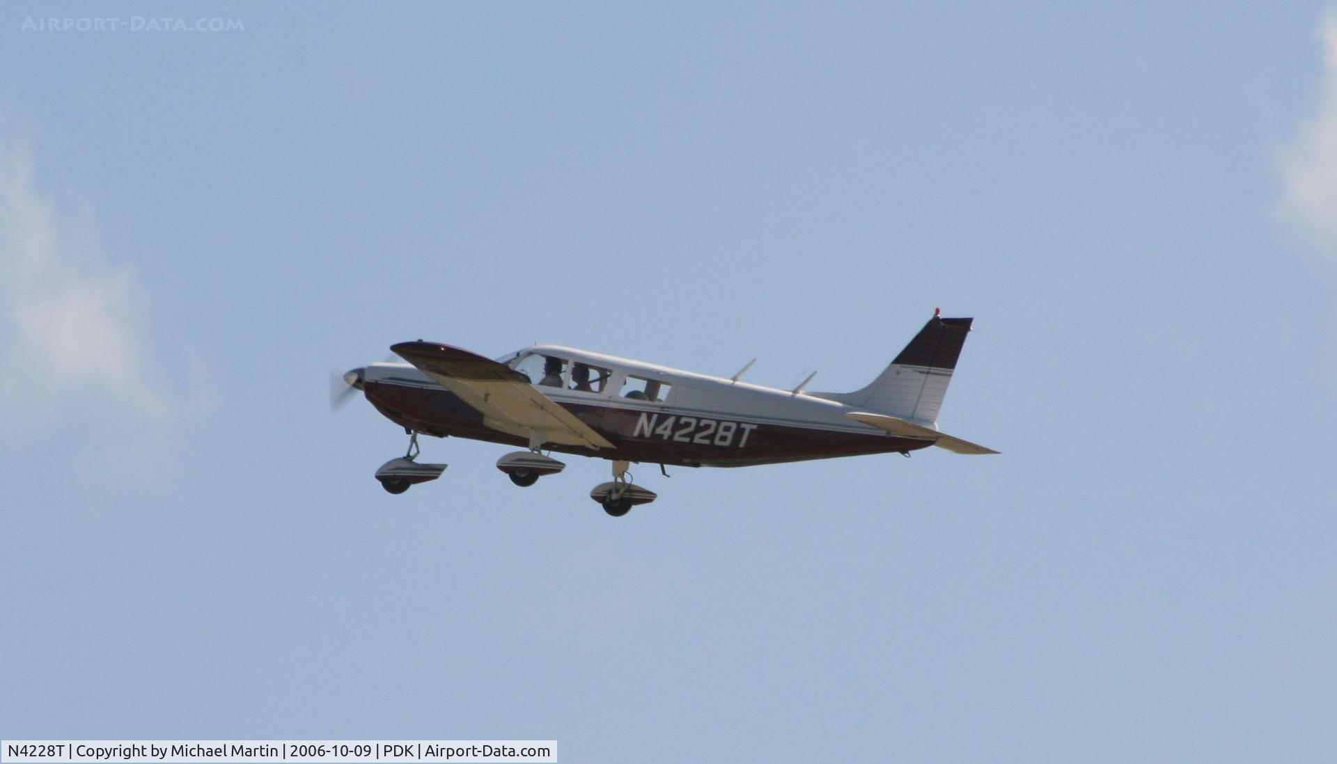 N4228T, 1971 Piper PA-32-300 Cherokee Six C/N 32-7240046, Departing PDK enroute to LEX
