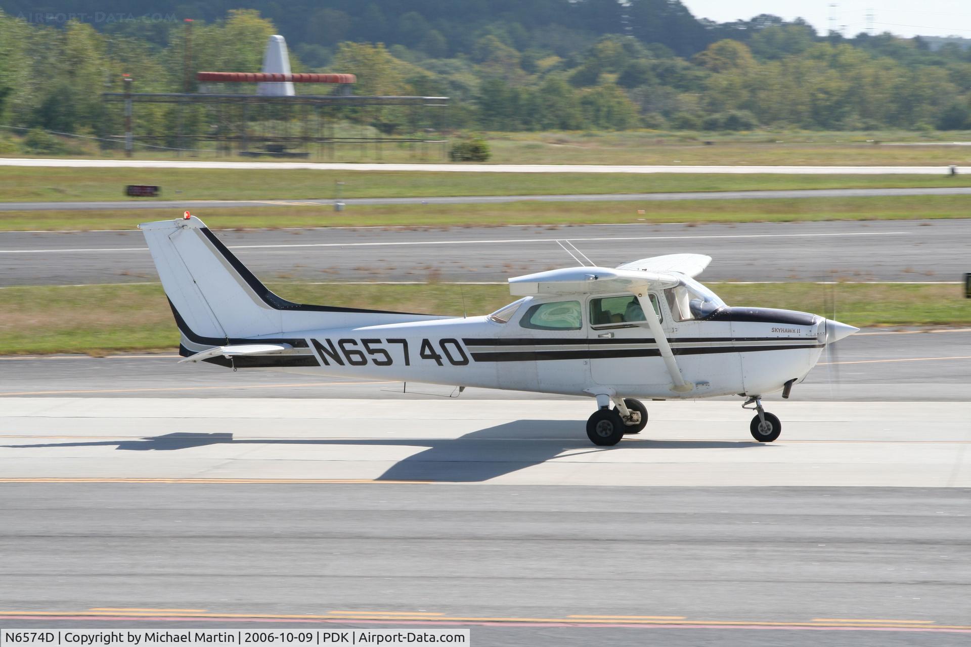 N6574D, 1979 Cessna 172N C/N 17272874, Taxing to Runway 2L