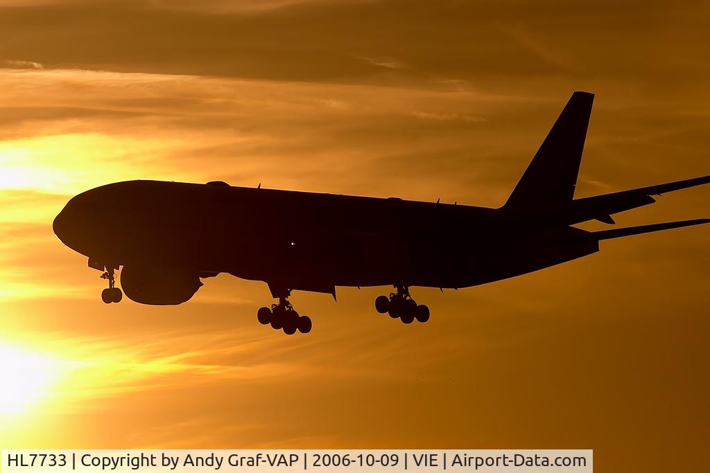 HL7733, 2005 Boeing 777-2B5/ER C/N 34206, On final RWY11.