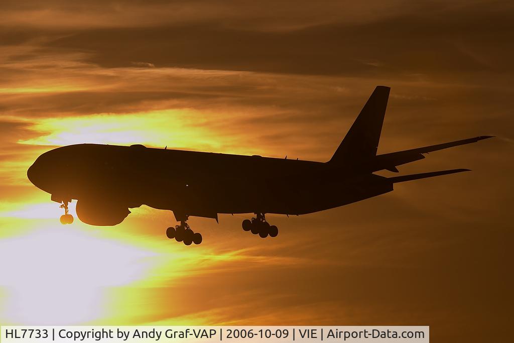 HL7733, 2005 Boeing 777-2B5/ER C/N 34206, On final RWY11.