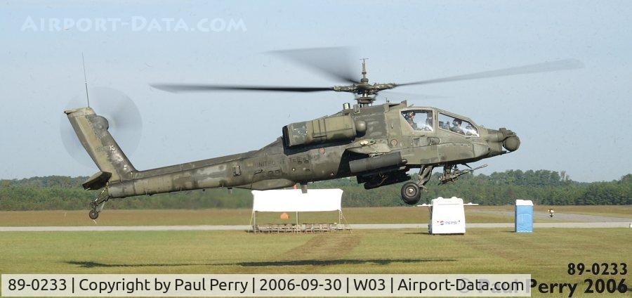 89-0233, 1989 McDonnell Douglas AH-64A Apache C/N PV635, The Apache settles into her static spot