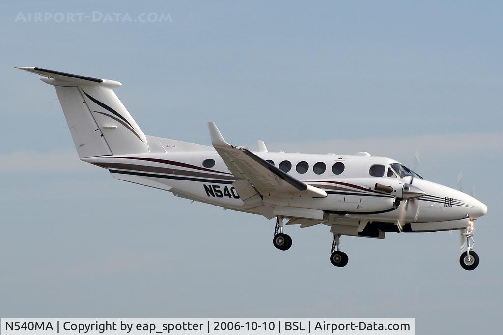 N540MA, 2001 Raytheon Aircraft Company B200 C/N BB-1765, landing on runway 16