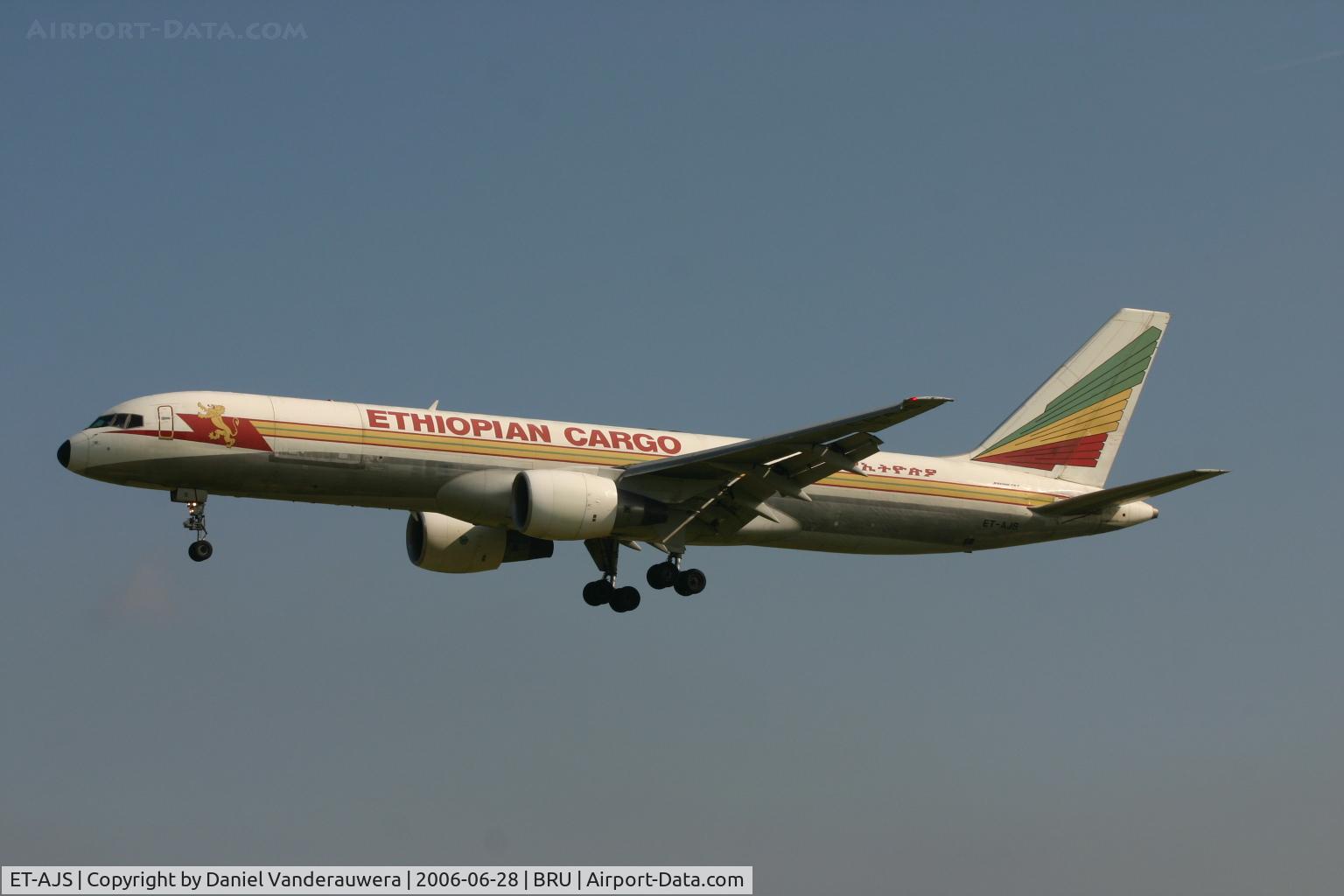 ET-AJS, 1990 Boeing 757-260/PF C/N 24845/300, descending to rwy 25L