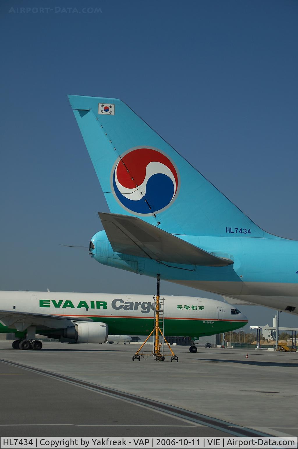 HL7434, 2002 Boeing 747-4B5F/SCD C/N 32809, Eva Air MD11 with Korean Air Boeing 747-400