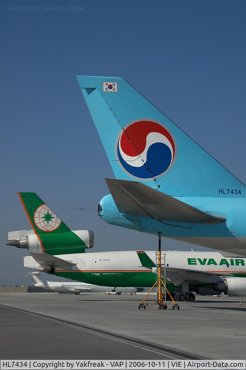 HL7434, 2002 Boeing 747-4B5F/SCD C/N 32809, Eva Air MD11 with Korean Air Boeing 747-400
