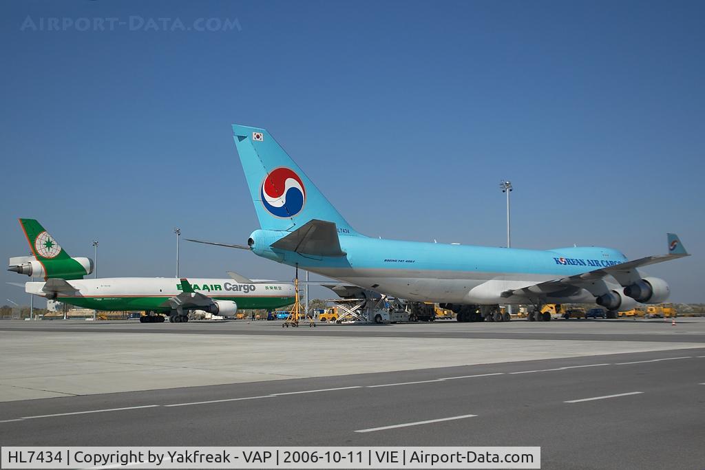 HL7434, 2002 Boeing 747-4B5F/SCD C/N 32809, Eva Air MD11 with Korean Air Boeing 747-400