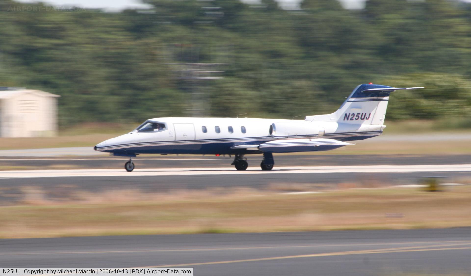 N25UJ, 1976 Gates Learjet 25D C/N 215, Departing PDK enroute to DAL