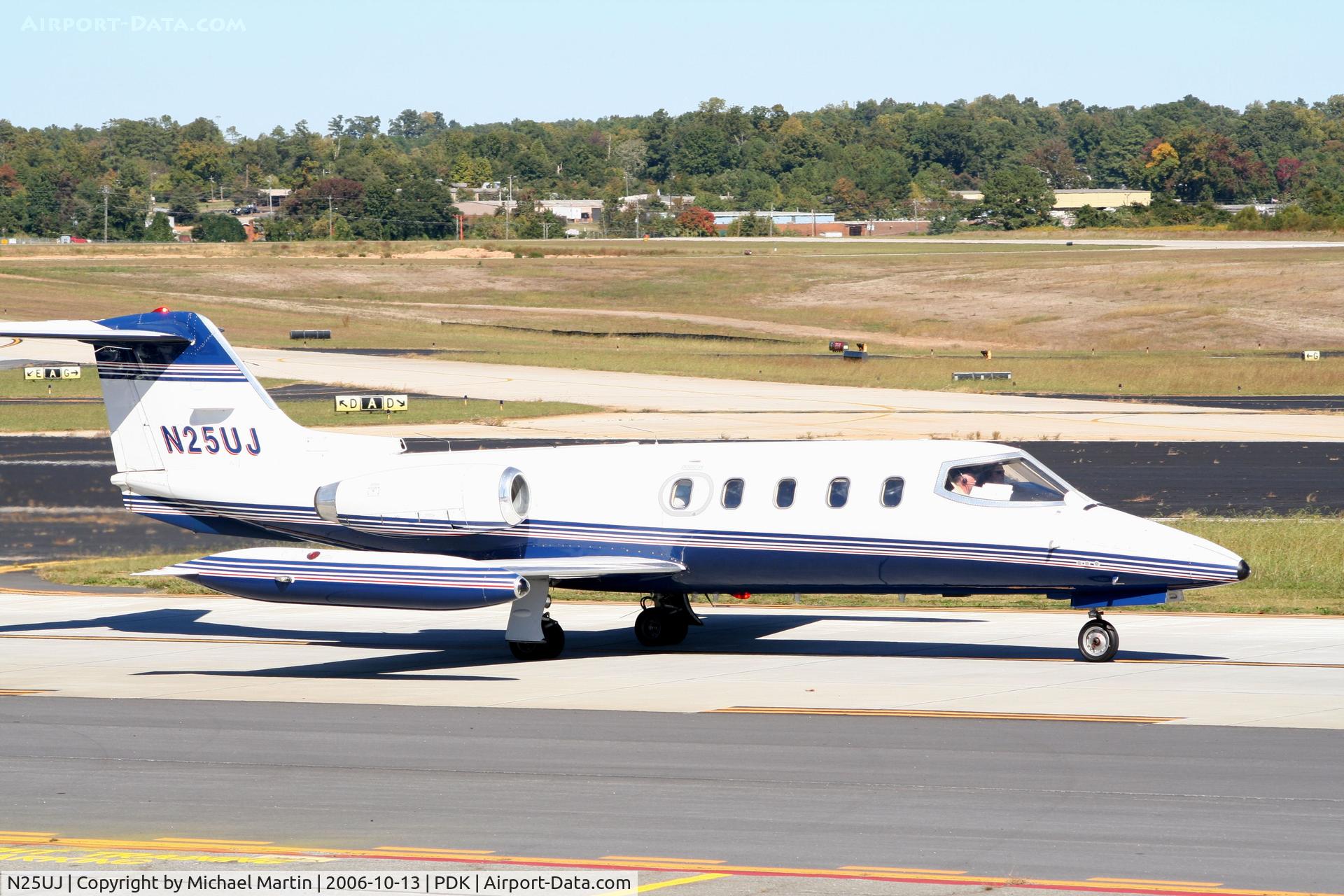 N25UJ, 1976 Gates Learjet 25D C/N 215, Taxing to Runway 2R
