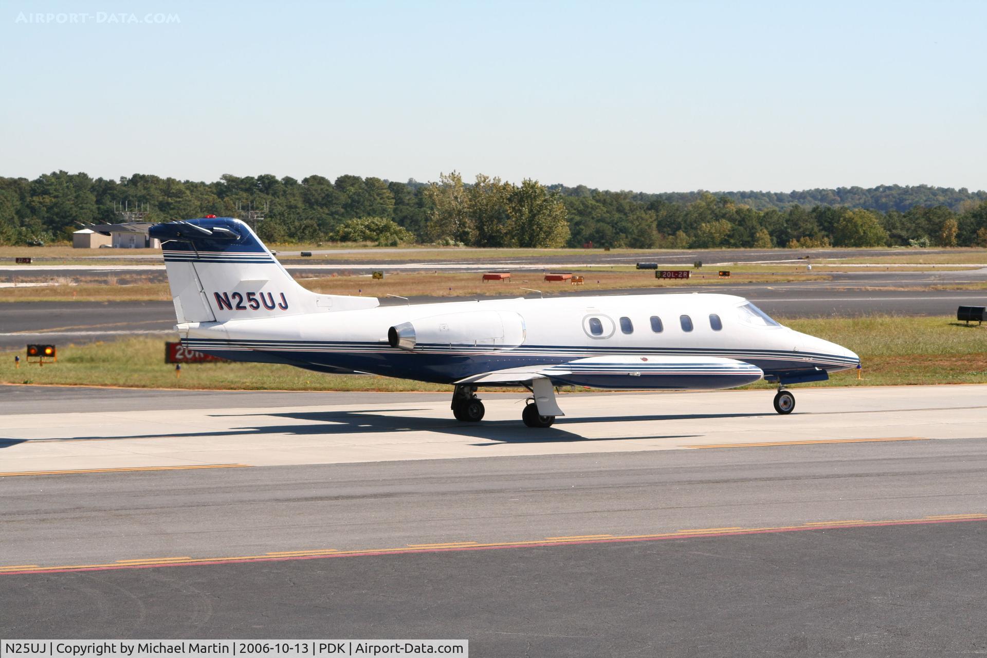 N25UJ, 1976 Gates Learjet 25D C/N 215, Taxing to Runway 2R