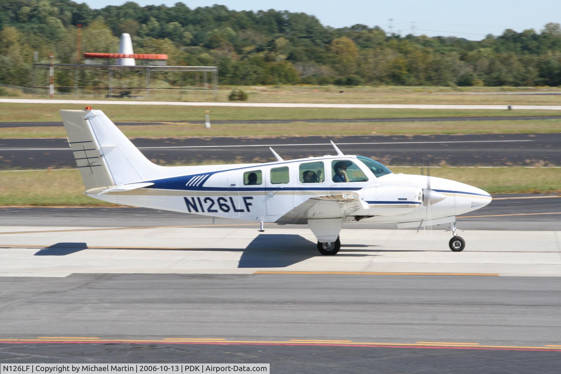 N126LF, 1974 Beech 58 Baron C/N TH-440, Taxing to Runway 34