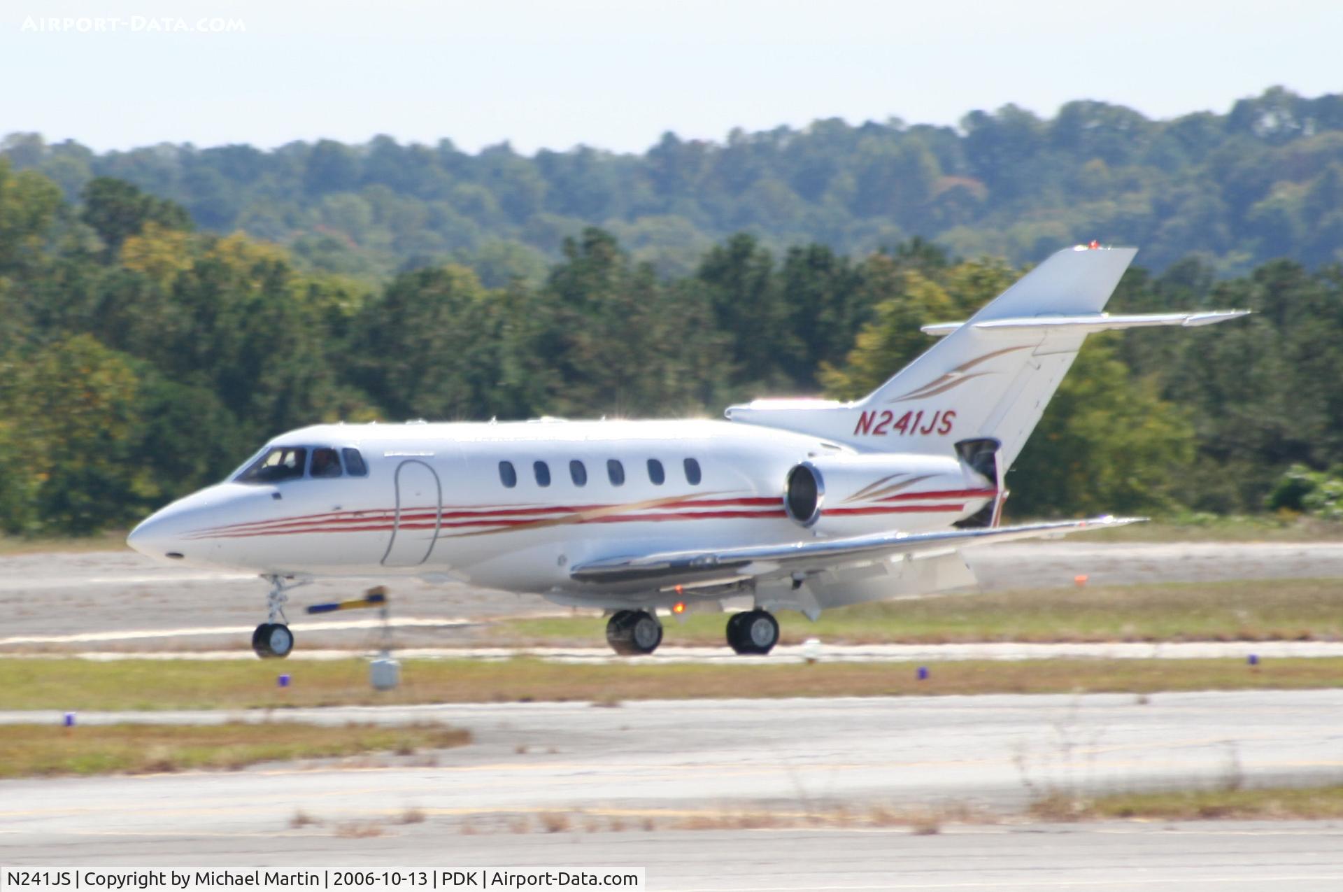 N241JS, 2004 Raytheon Hawker 800XP C/N 258652, Landing Runway 2R