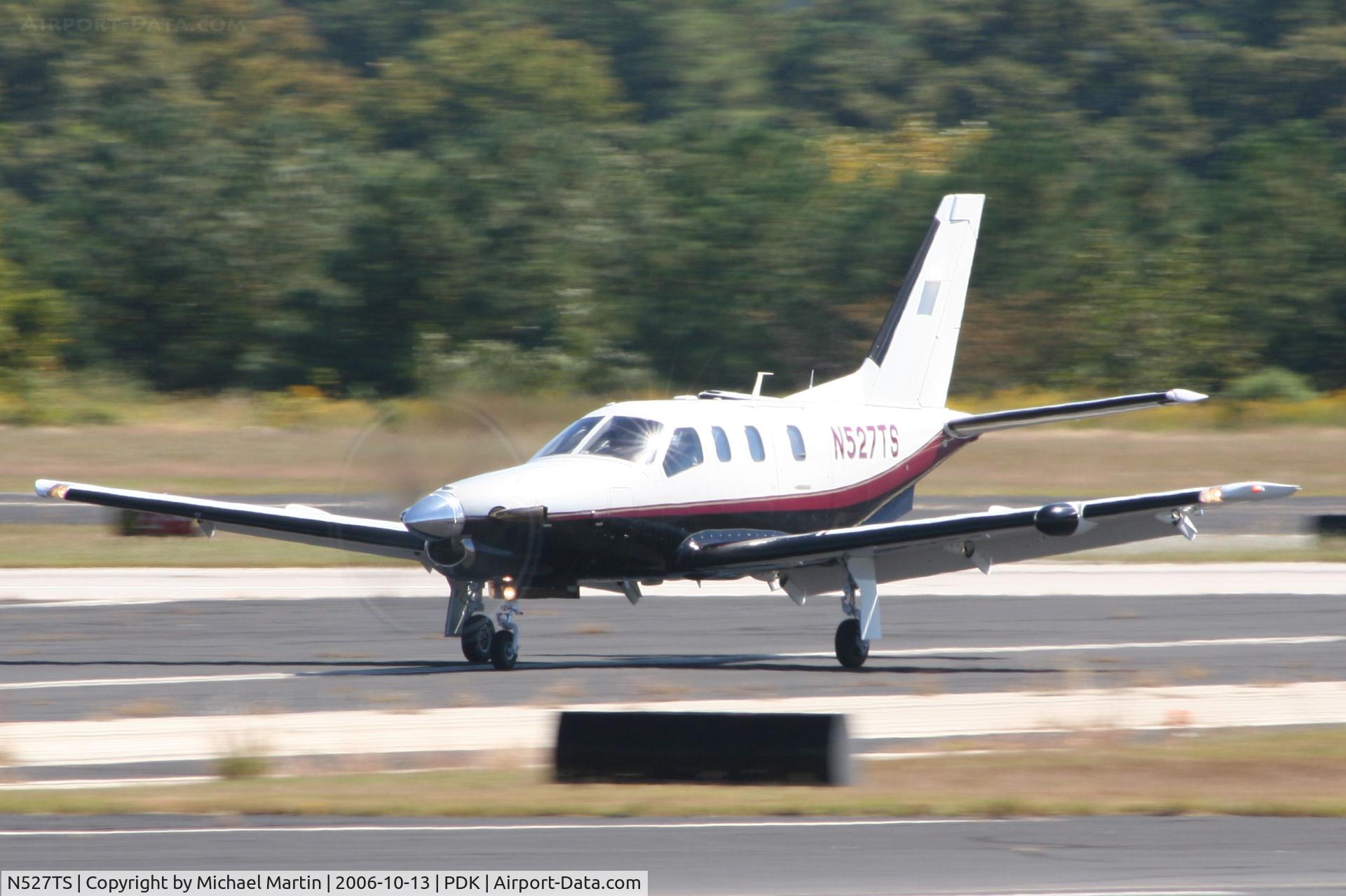 N527TS, 2000 Socata TBM-700 C/N 184, Taxing to Epps Air Service