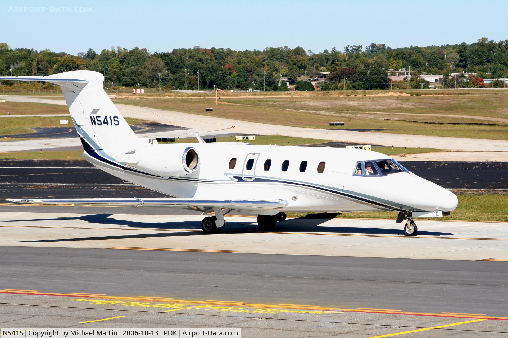 N541S, 1986 Cessna 650 Citation III C/N 650-0115, Taxing to Runway 2R