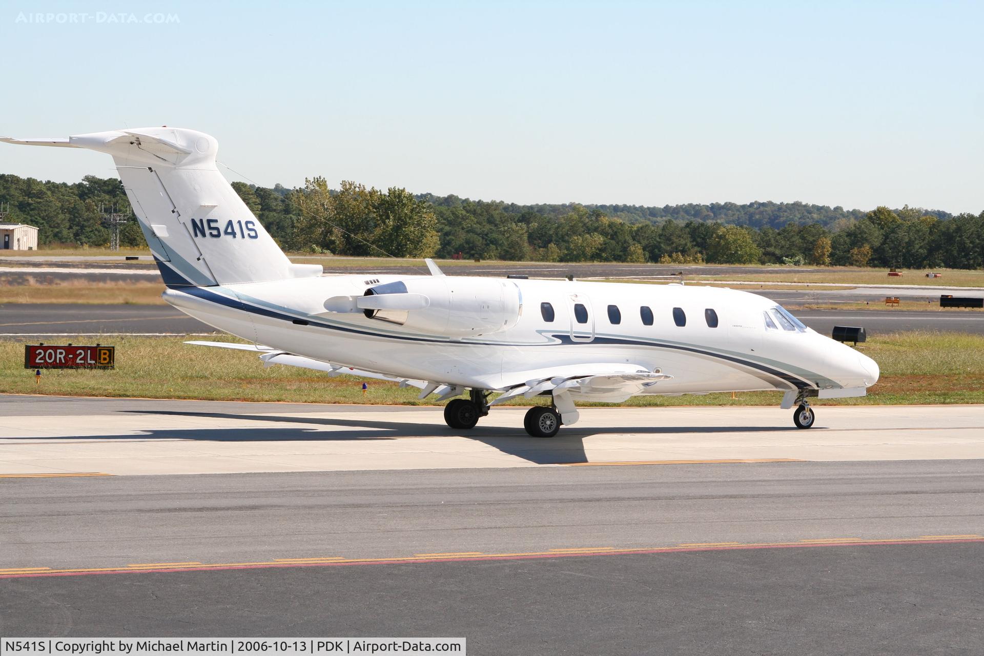 N541S, 1986 Cessna 650 Citation III C/N 650-0115, Taxing to Runway 2R