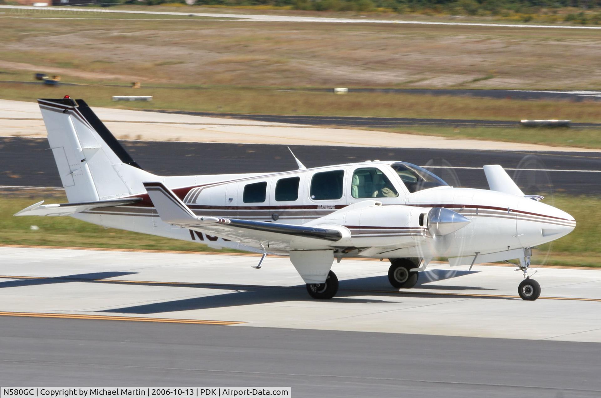 N580GC, 1984 Beech 58 Baron C/N TH-1436, Taxing to Runway 34