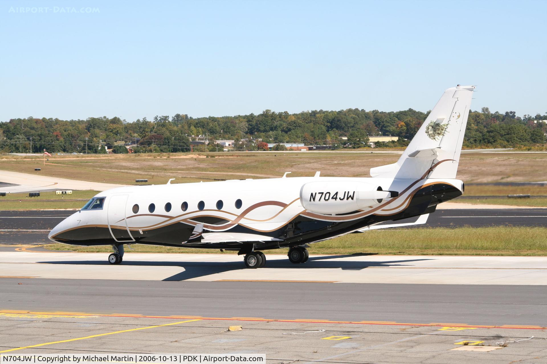 N704JW, 2003 Israel Aircraft Industries Gulfstream 200 C/N 088, Taxing to Epps Air Service