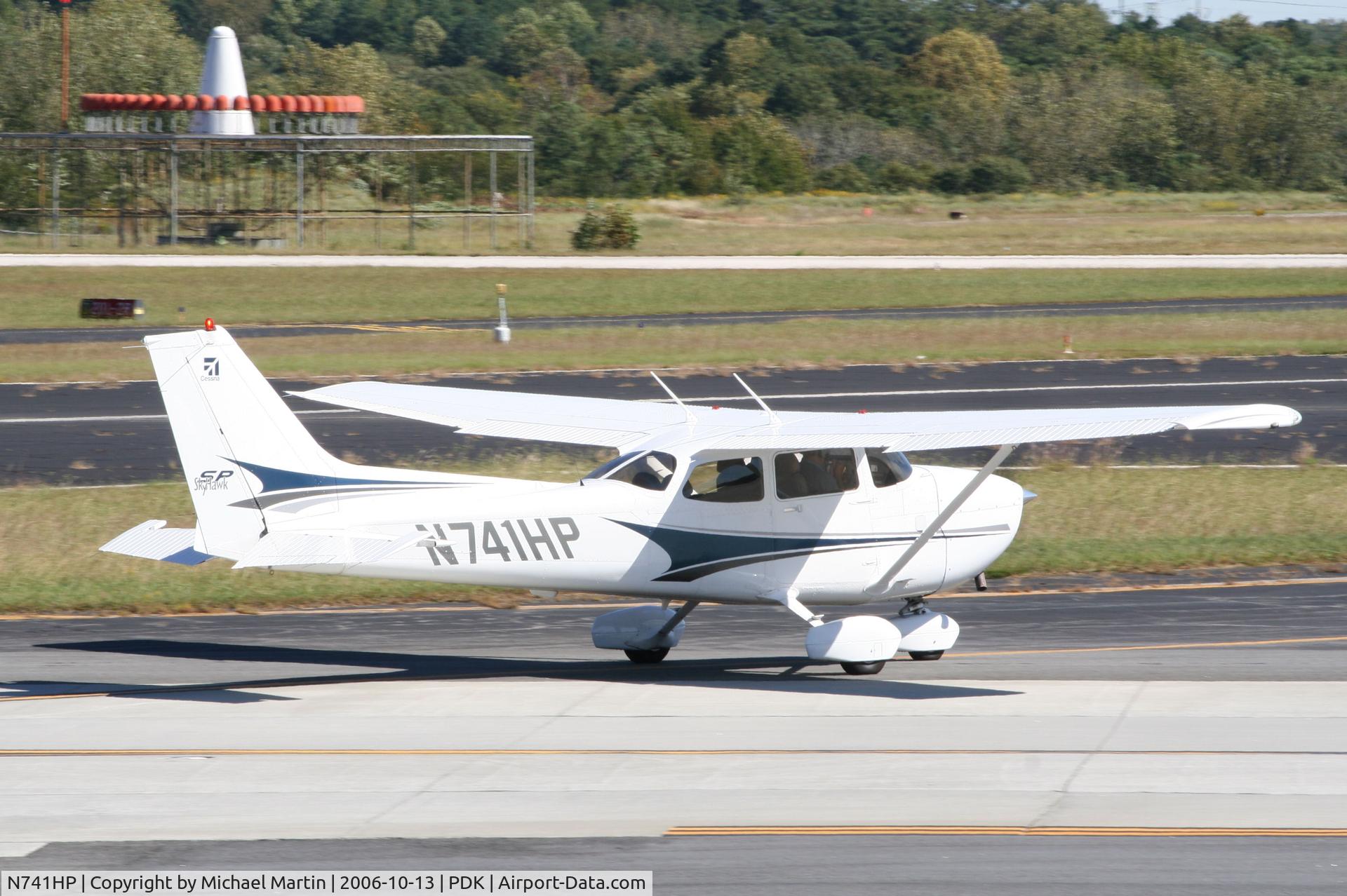 N741HP, 2004 Cessna 172S C/N 172S9584, Taxing to Runway 34