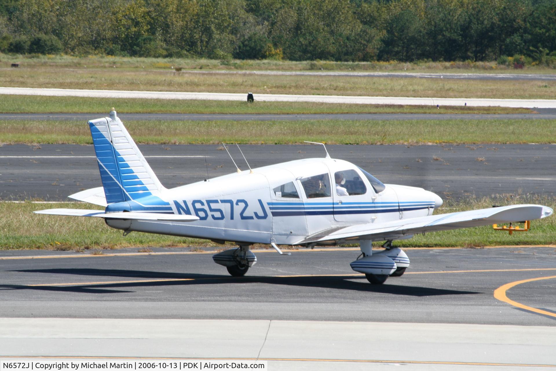 N6572J, 1968 Piper PA-28-180 C/N 28-5025, Taxing to Runway 34