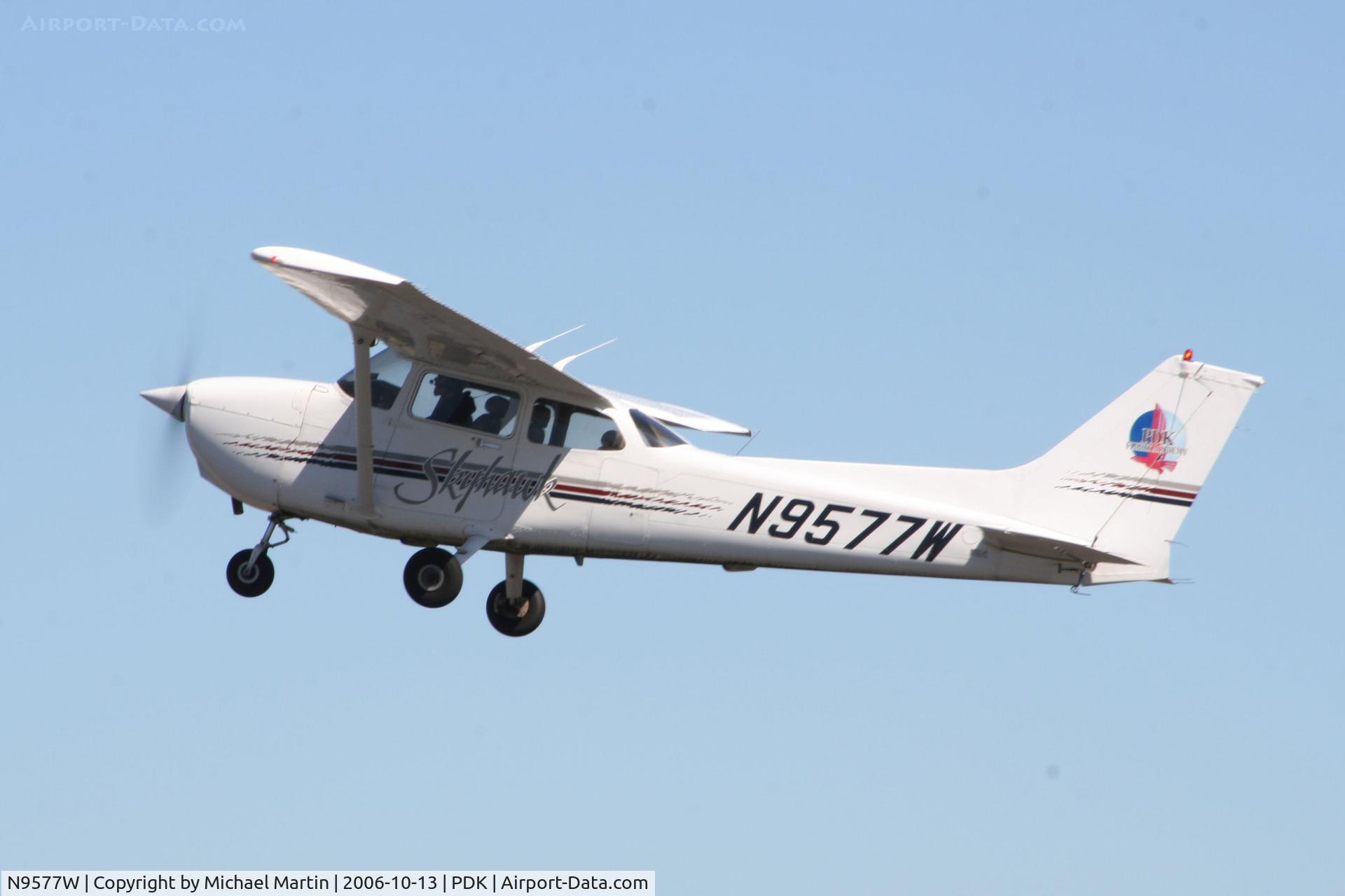 N9577W, 1998 Cessna 172R C/N 17280527, Departing Runway 34