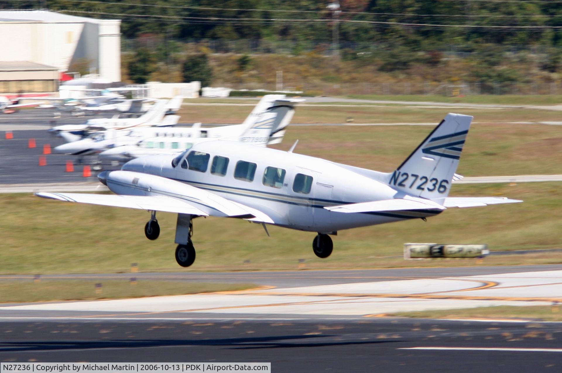 N27236, 1977 Piper PA-31-350 Chieftain C/N 31-7752111, Departing PDK enroute to DNL