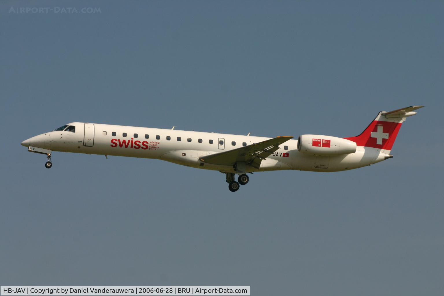 HB-JAV, Embraer EMB-145LU (ERJ-145LU) C/N 145574, descending to rwy 25L
